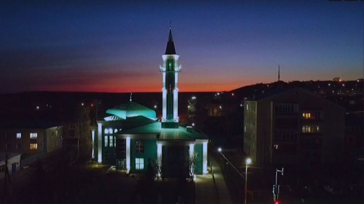 В Мамадыше на центральной мечети по просьбе местной жительницы установили декоративную подсветку