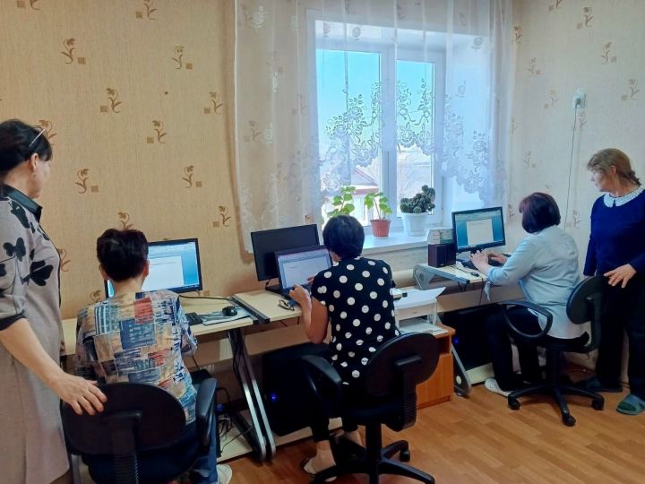 Взрослые изучают компьютер