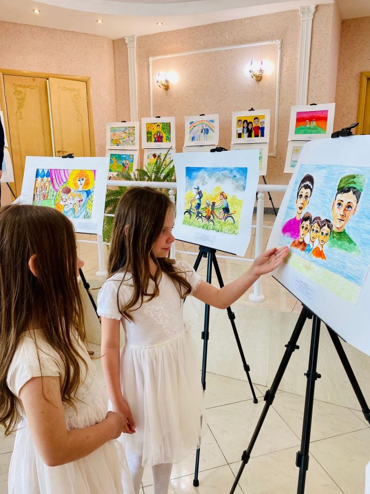 В мамадышском ЗАГСе работает выставка детских рисунков