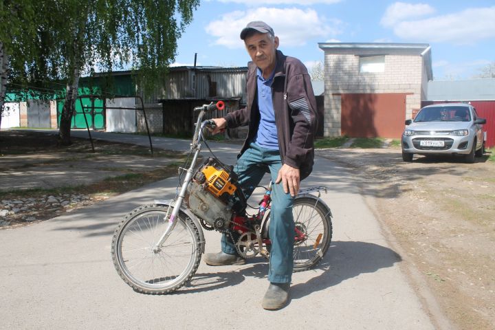 Мамадышец Шамиль Даминов сделал мопед из велосипеда, оставшегося от внуков