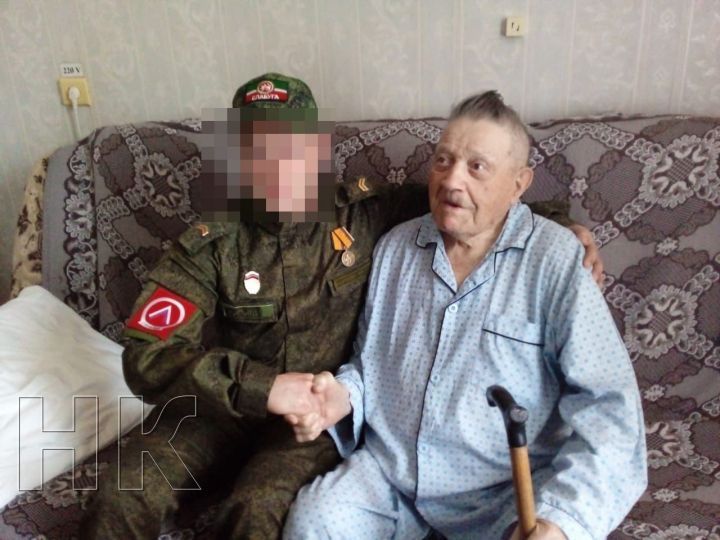 В Татарстане боец навестил в больнице ветерана, от которого получал письма в зоне СВО