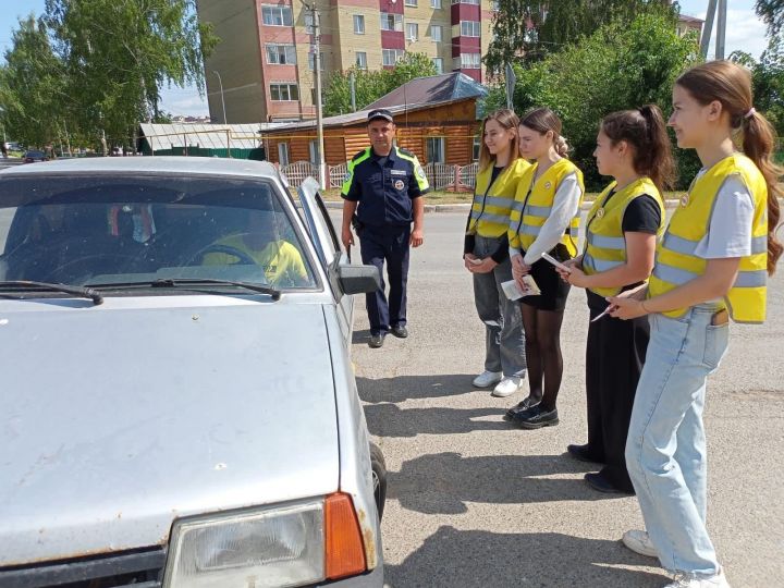 Лицеесты призывали водителей быть внимательнее