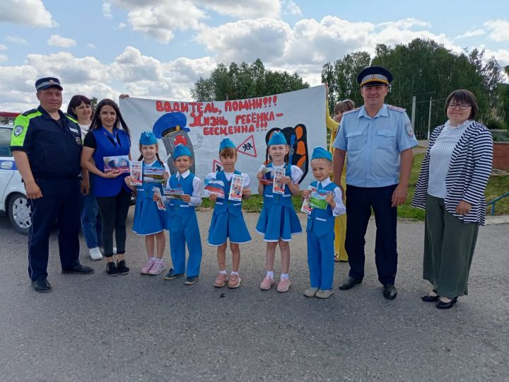 Мамадышские дошкольники вместе с сотрудниками Госавтоинспекции провели акцию ко Дню России