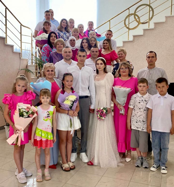 Счастье цвета фуксия: в Мамадыше родилась новая семья