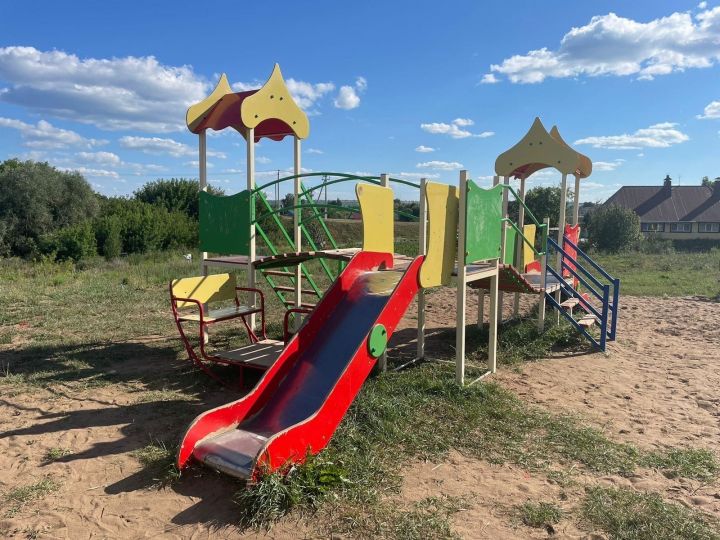 В Красногорском СП после обращения жителей отремонтировали детскую площадку