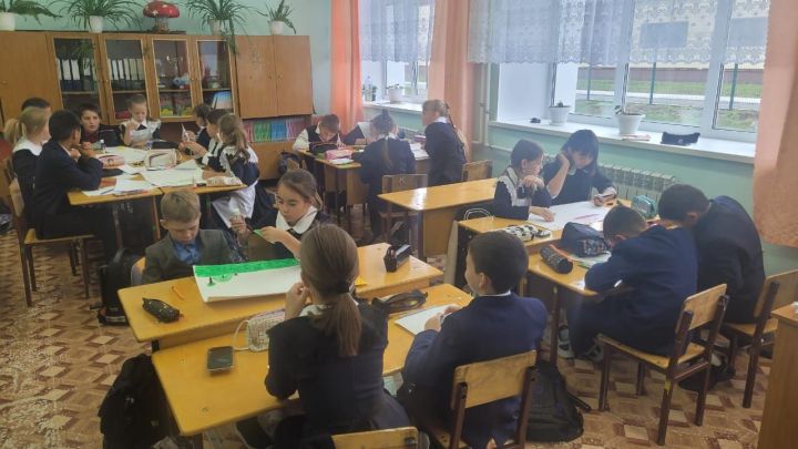 Мамадышские школьники продолжают писать письма солдатам