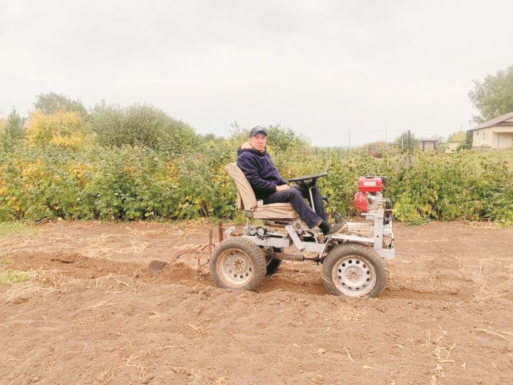 Мамадышец Динар Гараев собрал трактор из старых «Жигулей»