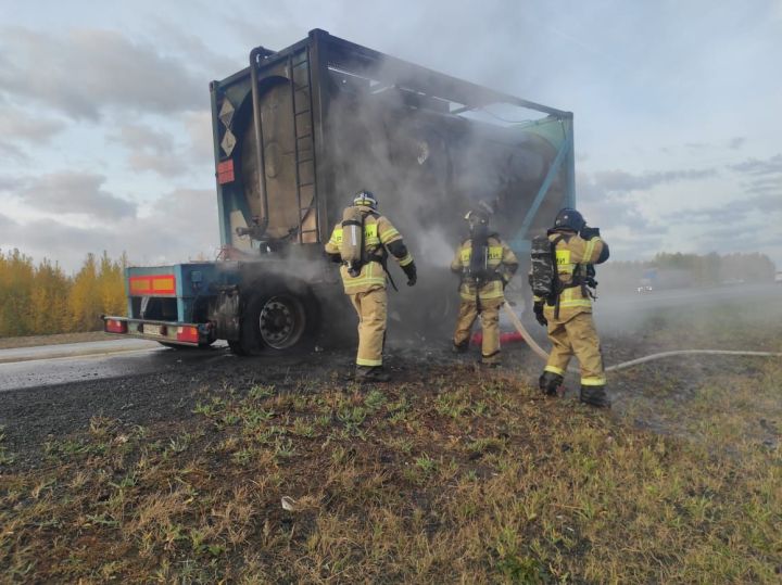 Мамадышские пожарные оперативно потушили грузовой тягач с цистерной азота