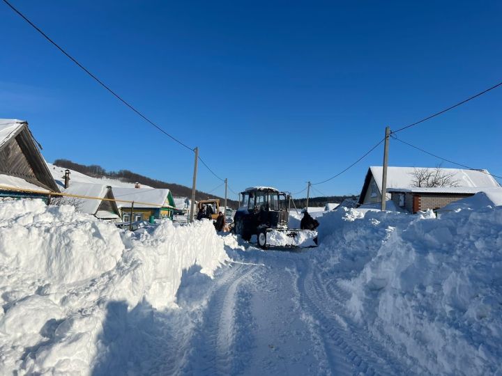 В Мамадыше продолжается работа по уборке снега