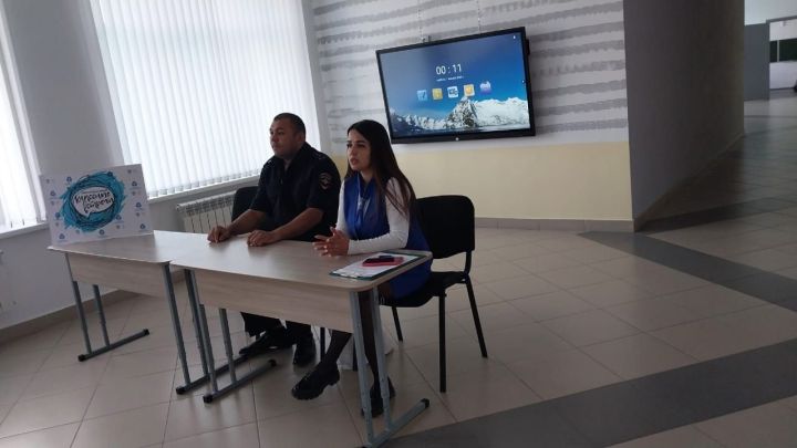 Автоинспекторы проводят лекции с учащимися школ по безопасности дорожного движения