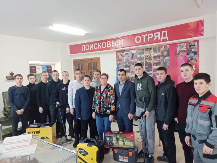 Бывший студент Мамадышского ПК подарил поисковому отряду «Память» 100 тысяч рублей