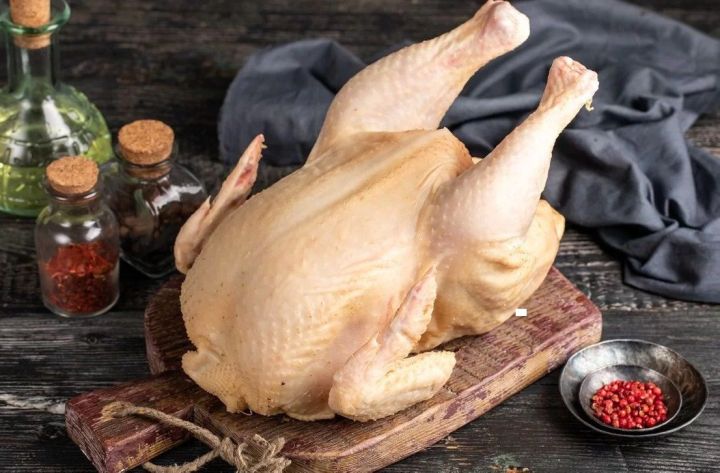 Опрокинулась фура с мясом кур: тушками птицы в Мамадышском районе была усыпана вся дорога