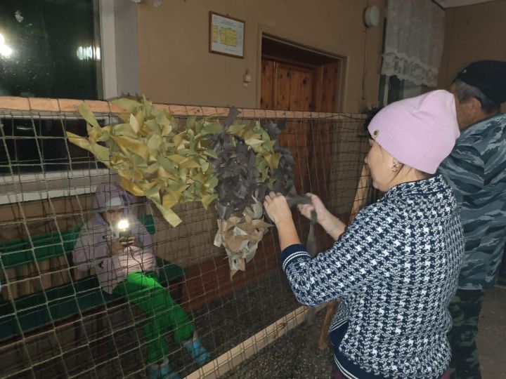 Добровольцы села Нижняя Кузгунча начали плести маскировочные сети