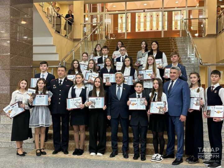 Торжественное вручение паспортов юным жителям Татарстана состоялось в здании Госсовета республики.