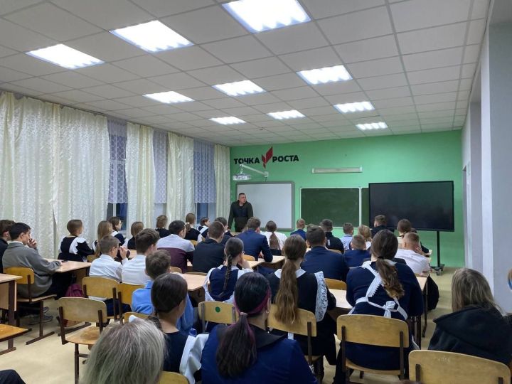 Участник СВО встретился с учащимися городской школы №1