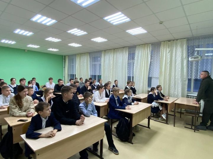 Участник СВО встретился с учащимися городской школы №1