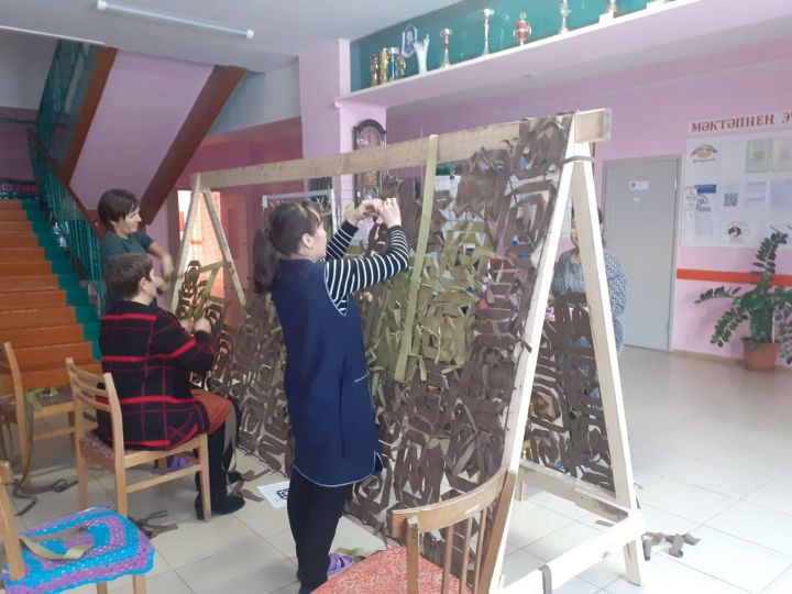 Коллектив Зюринской школы подготовил для отправки на СВО очередную партию маскировочных сетей