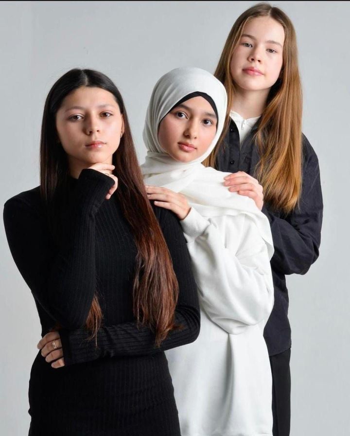 Мечтает стать певицей и читать Коран