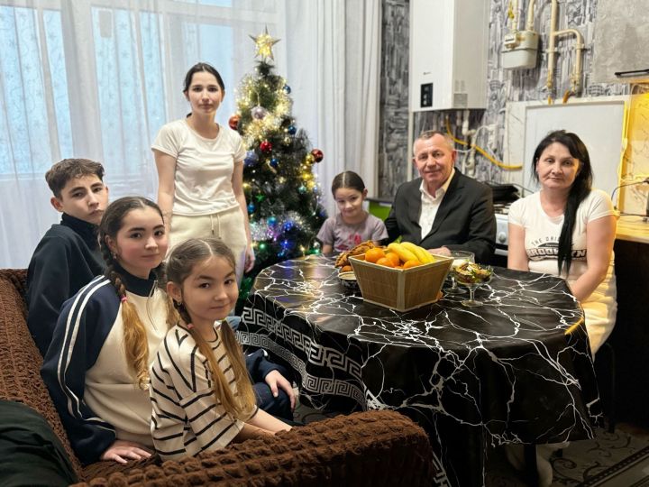 Депутат Госдумы РФ Анатолий Иванов поздравил многодетную семью