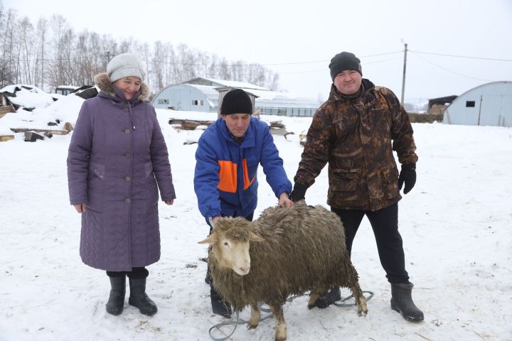 Победительница розыгрыша среди подписчиков на районку забрала свой подарок