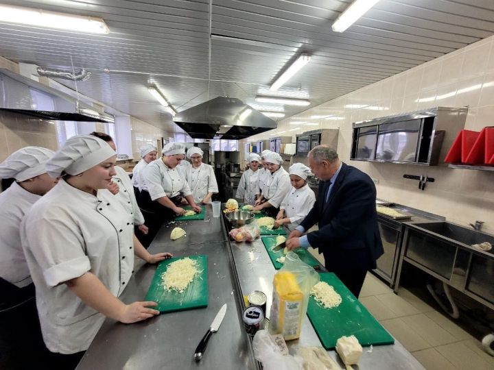 Руководитель образовательного учреждения приготовил пироги для подопечных дома-интерната