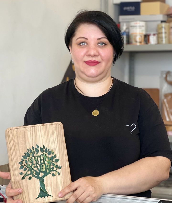 Маленький, но гордый бизнес: деревянная посуда и доски для кухни прославили жительницу Мамадыша на всю страну