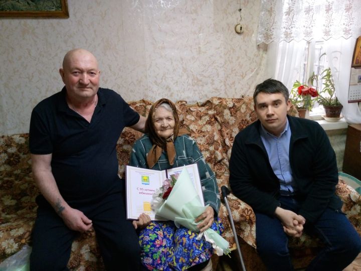 Свой 95-летний юбилей отметила труженица тыла Зинаида Егорова