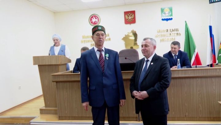 Руководители, отметившее свои юбилеи, награждены медалью «За доблестный труд»