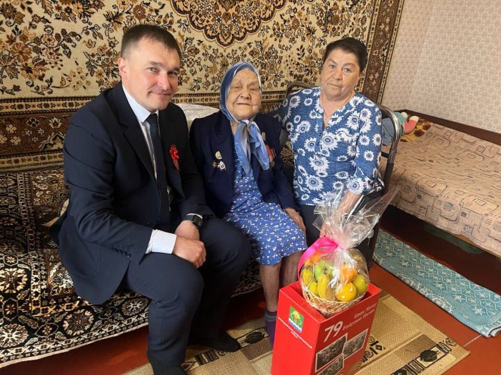 100-летнего ветерана Мамадышской ЦРБ навестили коллеги по случаю Дня Победы