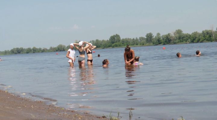 Мамадышцы спасаются от жары на пляжах
