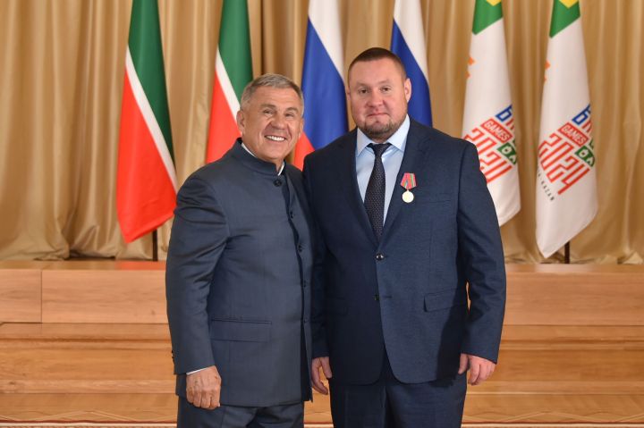 Раис РТ вручил мамадышским спортсменам медали «100 лет образования ТАССР»