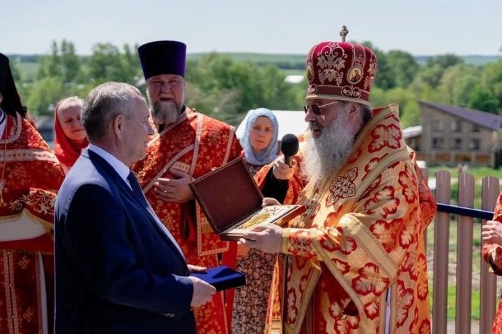 Анатолий Иванов удостоен епархиальной медали Казанской иконы Божией Матери I степени