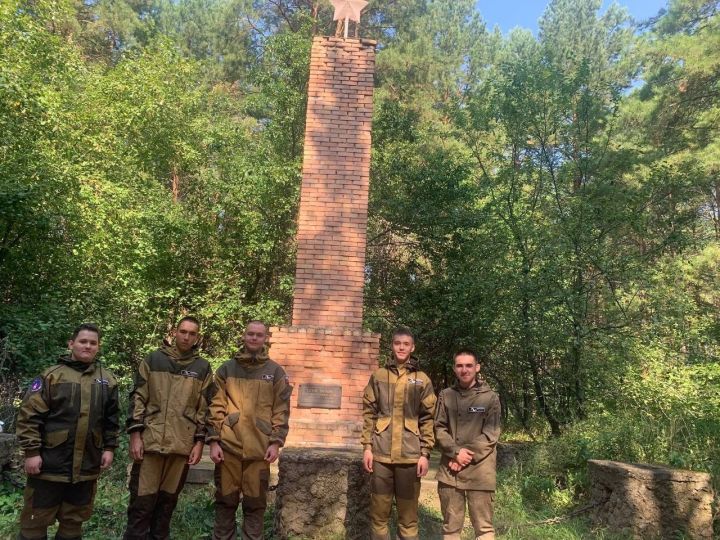 Активисты поискового отряда «Память» провели уборку мемориала памятника на горе Пузанка