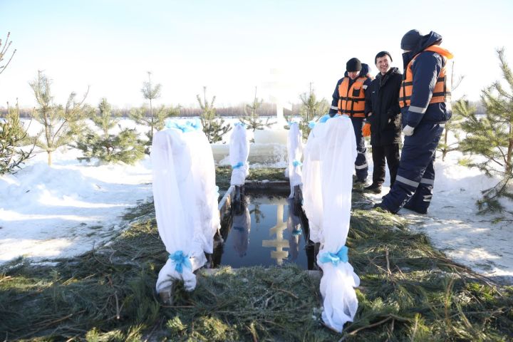 Купание в проруби на Крещение: советы врача