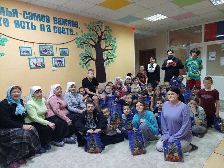 Священник и сестры милосердия посетили приют «Надежда»