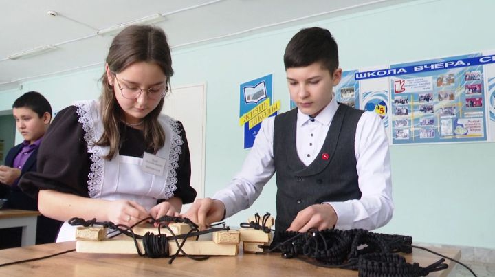 Ученики Нижнетаканышской школы собирают очередную партию гуманитарной помощи