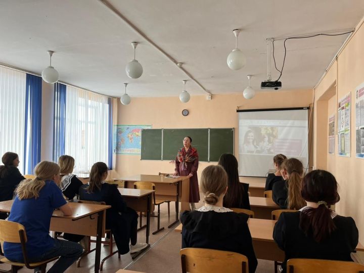 Медицинский психолог Гульнара Шагивалиева провела занятия со старшеклассницами