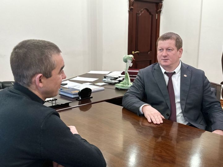 Глава Мамадышского района встретился с военнослужащим СВО, вернувшимся в отпуск