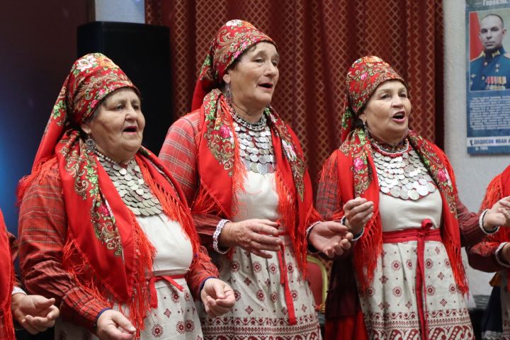 Нити времени: Как песни и узоры объединили поколения в клубе кряшенской культуры