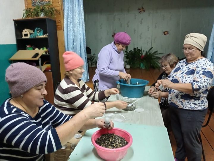 Ахмановские активисты дарят солдатам своё тепло