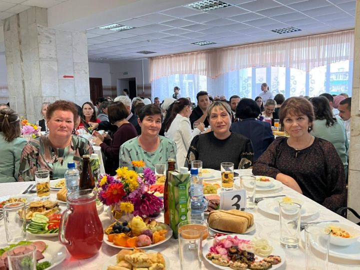 4000 работников сферы образования получат подарки от фонда «Нэфис»