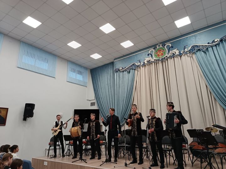 В Мамадышской детской школе искусств выступил оркестр из Елабуги
