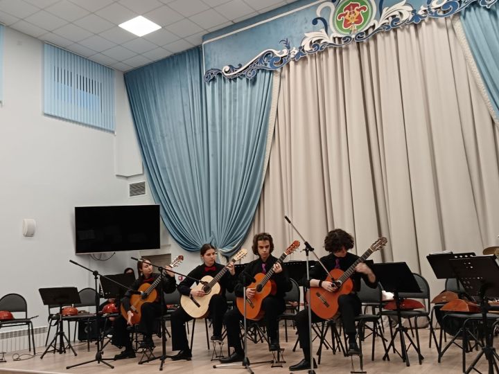 В Мамадышской детской школе искусств выступил оркестр из Елабуги