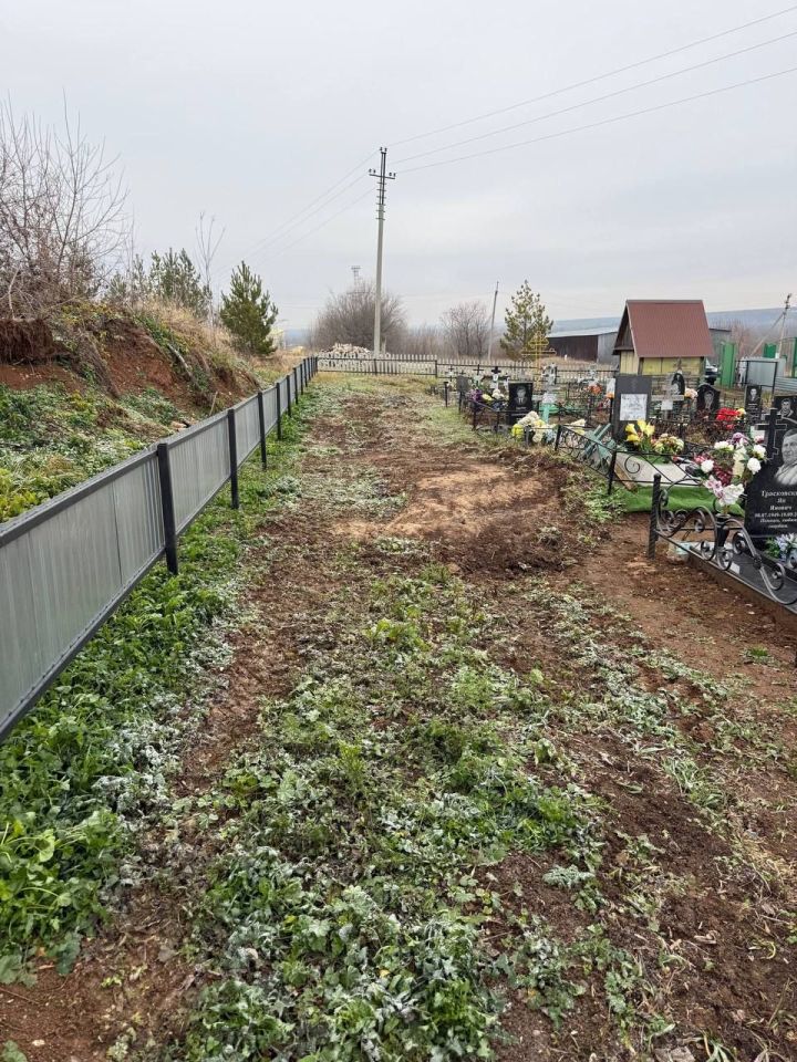 В поселке Совхоза «Пятилетка» завершают ограждение кладбища