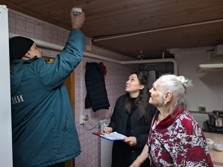 Забота в действии: в Мамадыше пожилым горожанам установили датчики дыма