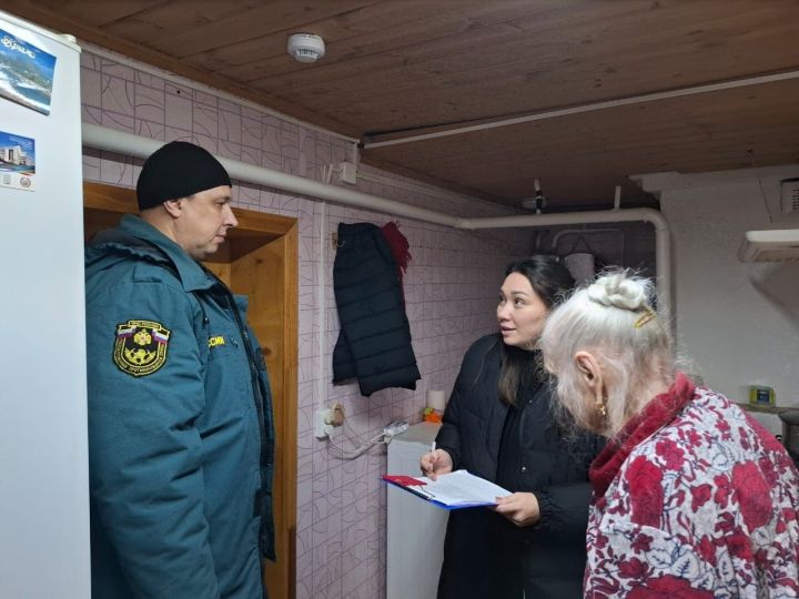 Забота в действии: в Мамадыше пожилым горожанам установили датчики дыма