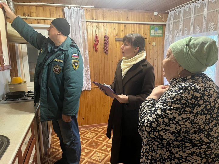 Забота в действии: в Мамадыше пожилым горожанам установили датчики дыма