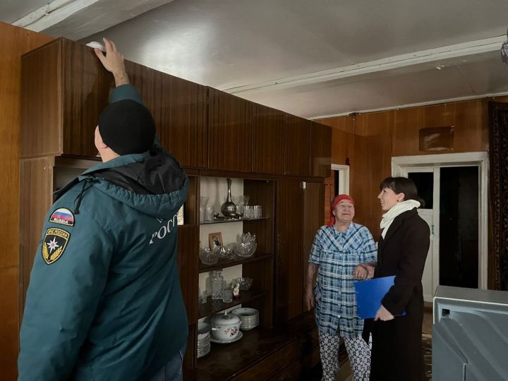 Забота в действии: в Мамадыше пожилым горожанам установили датчики дыма