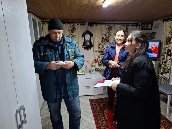 Забота в действии: в Мамадыше пожилым горожанам установили датчики дыма
