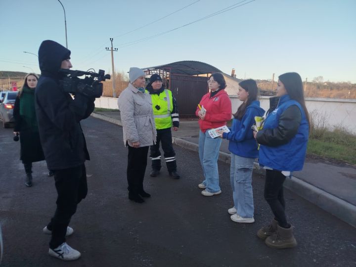 Мамадышские студенты и автоинспекторы провели акцию памяти жертв ДТП